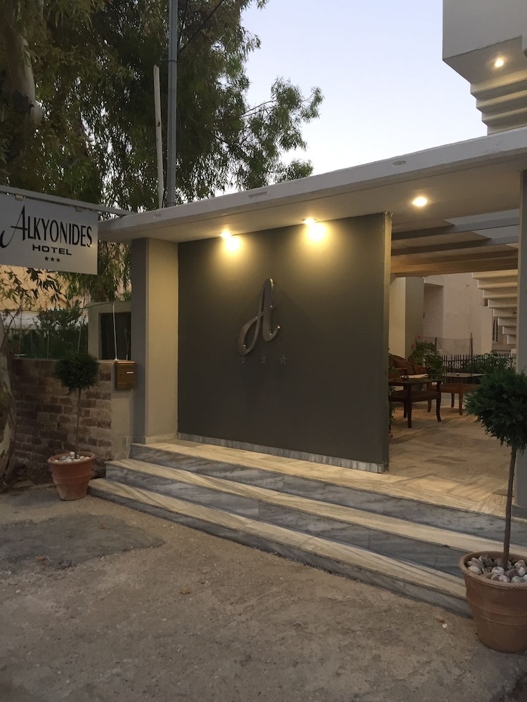 Alkyonides Hotel — Hotel building in Kremasti, South Aegean