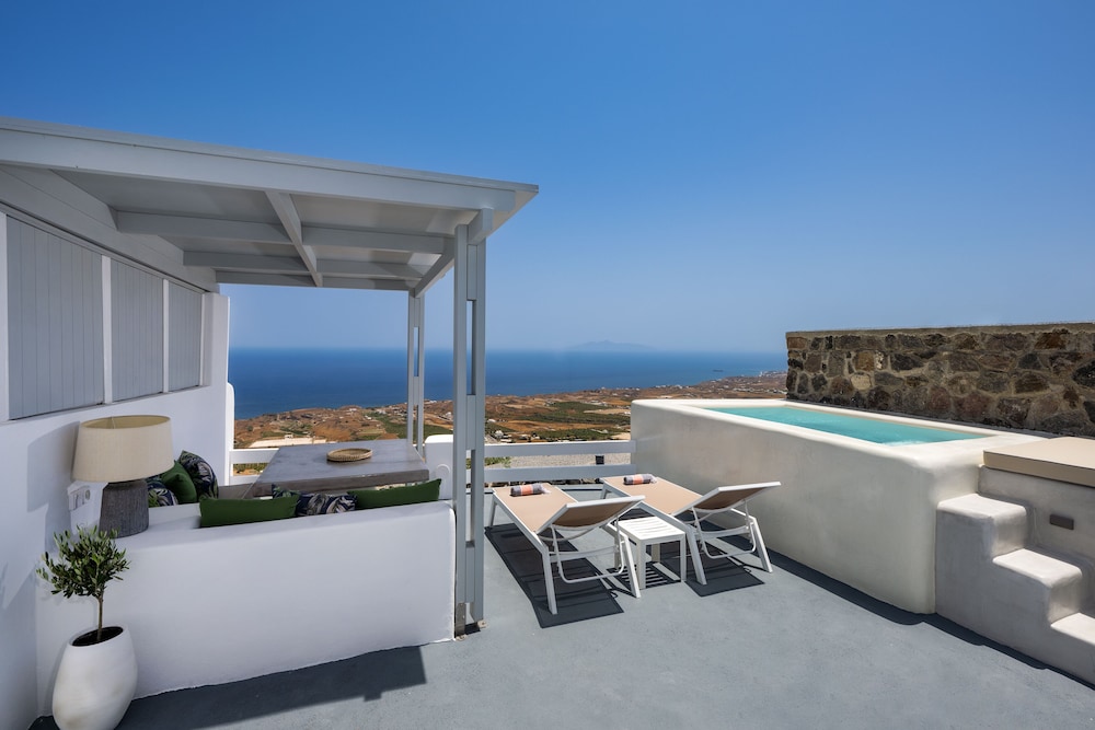 Siete Mares Luxury Suites — Swimming pool in Imerovigli, South Aegean