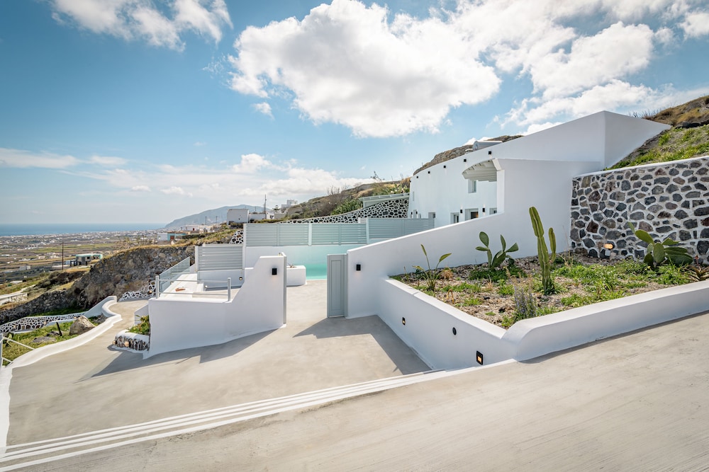 Siete Mares Luxury Suites — Hotel building in Imerovigli, South Aegean