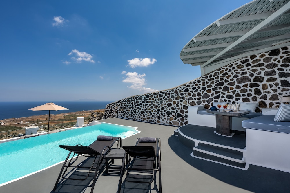 Siete Mares Luxury Suites — Swimming pool in Imerovigli, South Aegean