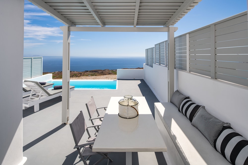 Siete Mares Luxury Suites — Swimming pool in Imerovigli, South Aegean