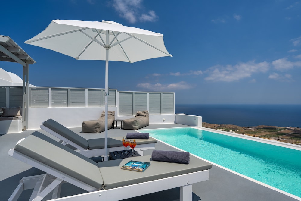 Siete Mares Luxury Suites — Swimming pool in Imerovigli, South Aegean