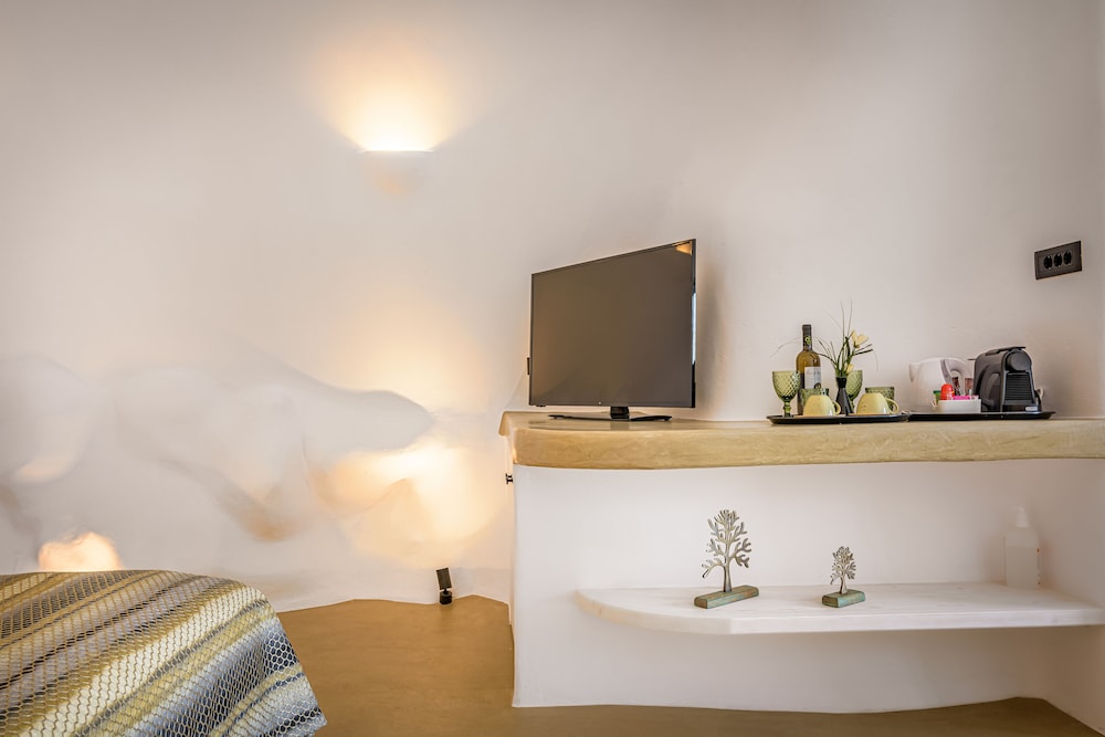 Siete Mares Luxury Suites — Hotel rooms in Imerovigli, South Aegean