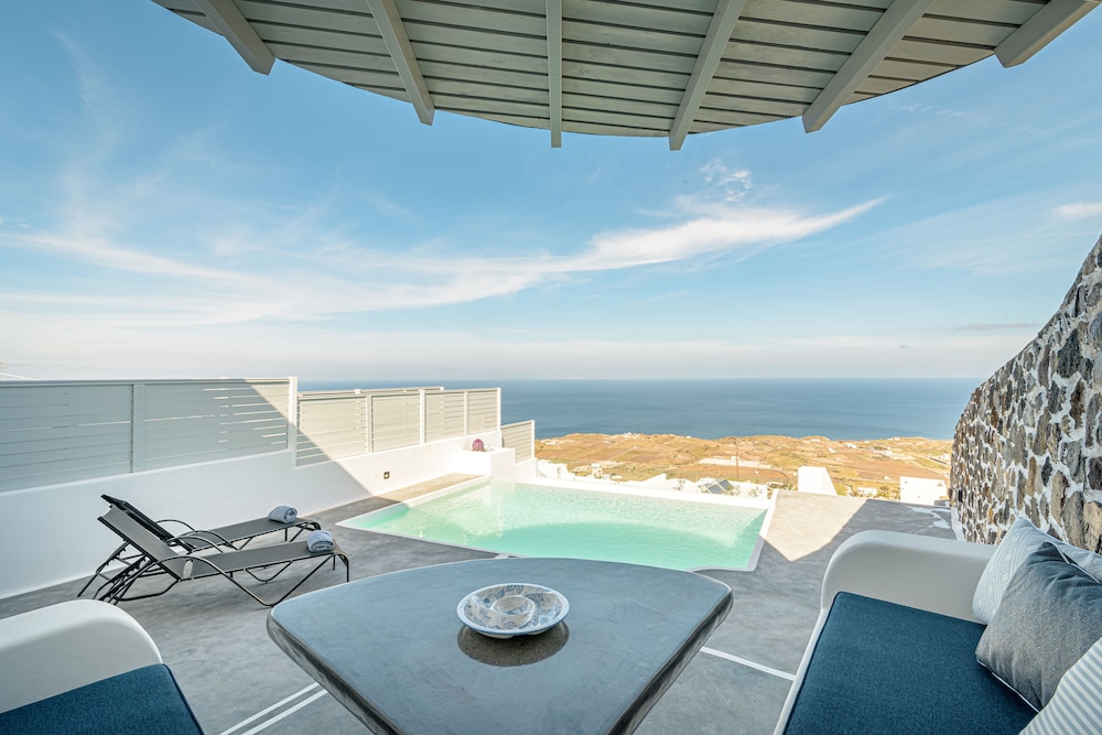 Siete Mares Luxury Suites — Swimming pool in Imerovigli, South Aegean