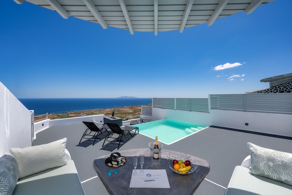Siete Mares Luxury Suites — Swimming pool in Imerovigli, South Aegean