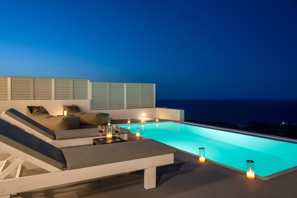 Siete Mares Luxury Suites — Swimming pool in Imerovigli, South Aegean