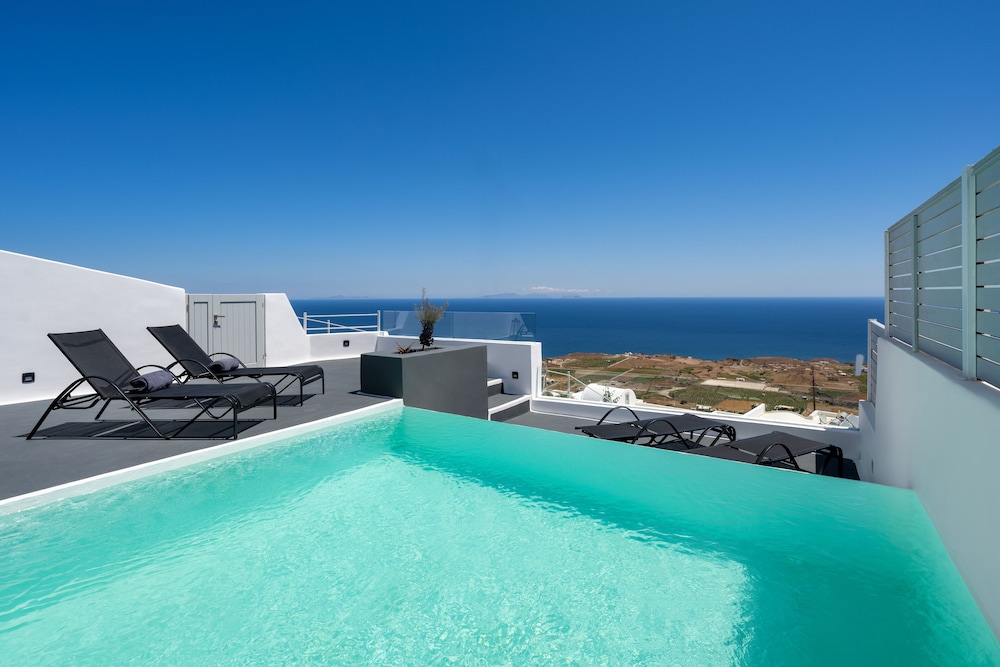 Siete Mares Luxury Suites — Swimming pool in Imerovigli, South Aegean