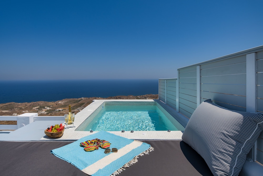 Siete Mares Luxury Suites — Swimming pool in Imerovigli, South Aegean