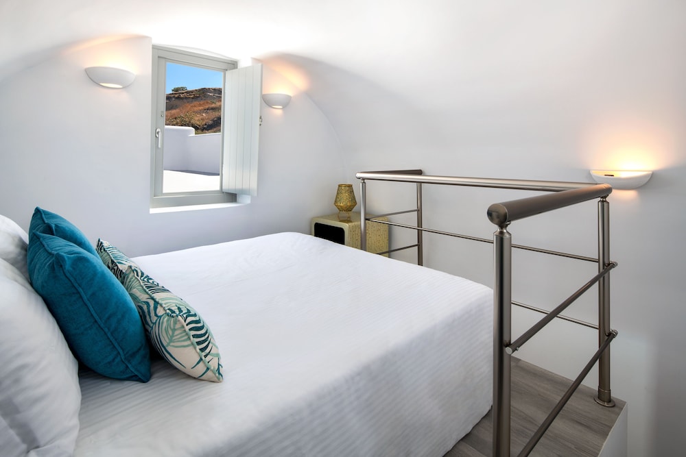 Siete Mares Luxury Suites — Hotel rooms in Imerovigli, South Aegean