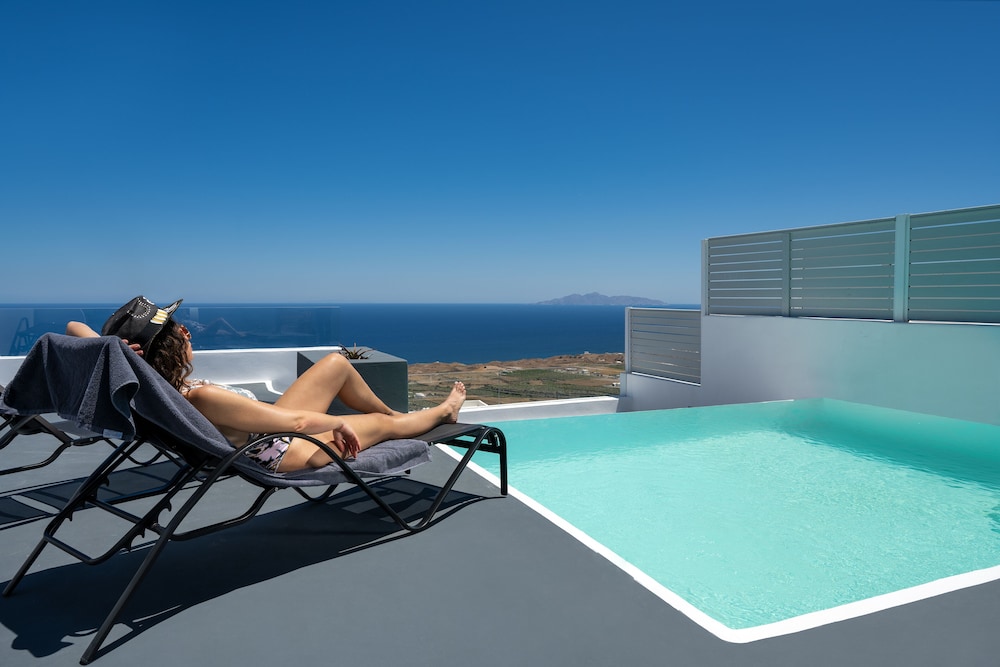Siete Mares Luxury Suites — Swimming pool in Imerovigli, South Aegean