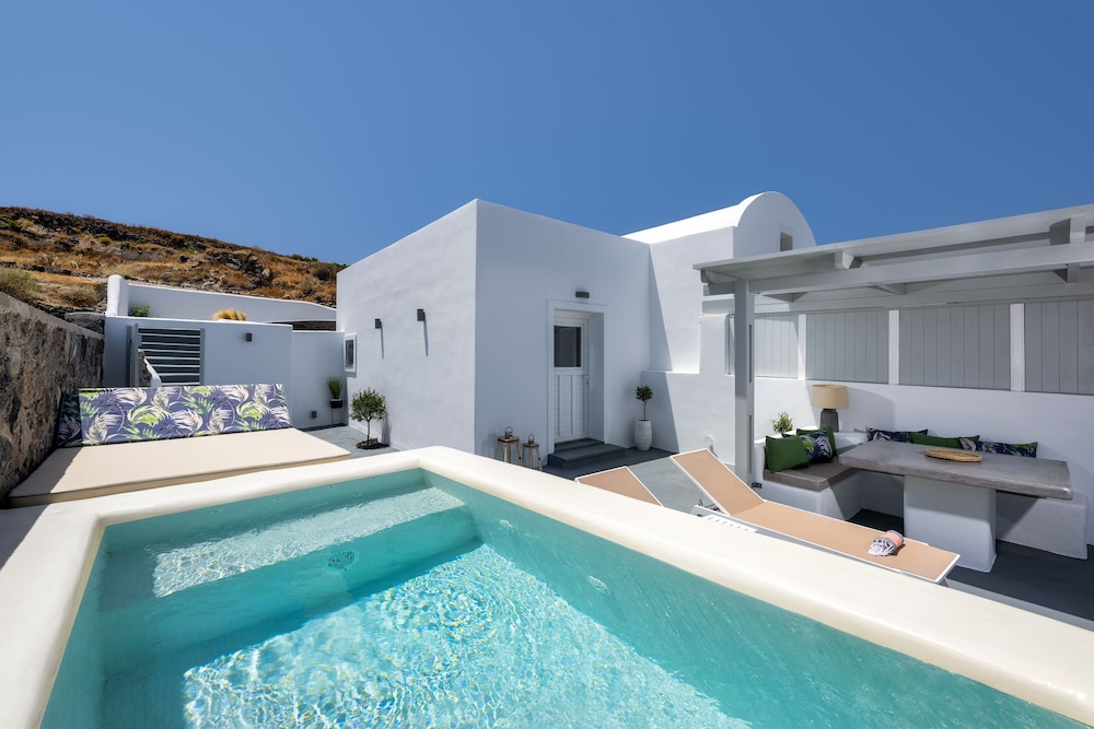 Siete Mares Luxury Suites — Swimming pool in Imerovigli, South Aegean