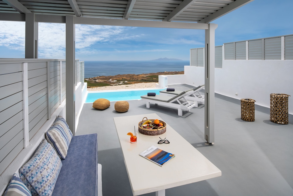 Siete Mares Luxury Suites — Swimming pool in Imerovigli, South Aegean