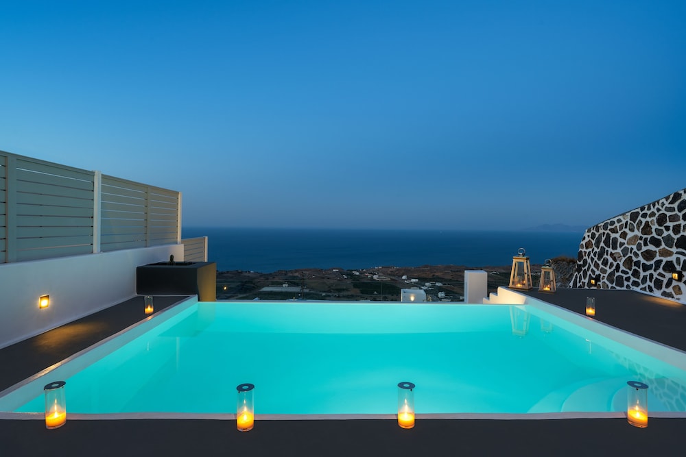 Siete Mares Luxury Suites — Swimming pool in Imerovigli, South Aegean
