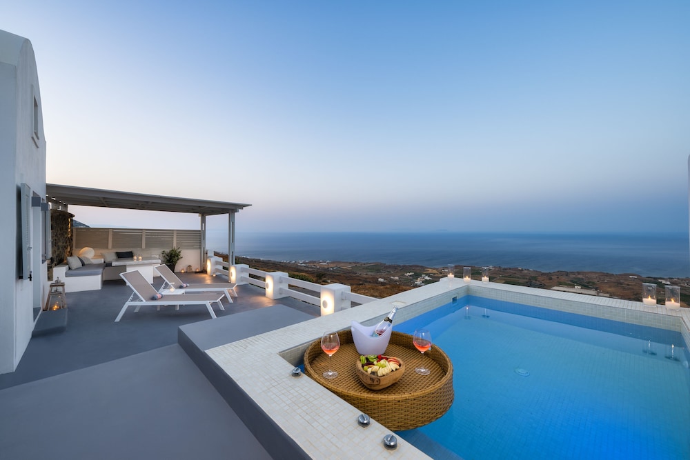 Siete Mares Luxury Suites — Main photo in Imerovigli, South Aegean