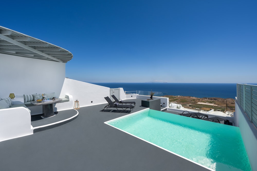 Siete Mares Luxury Suites — Swimming pool in Imerovigli, South Aegean