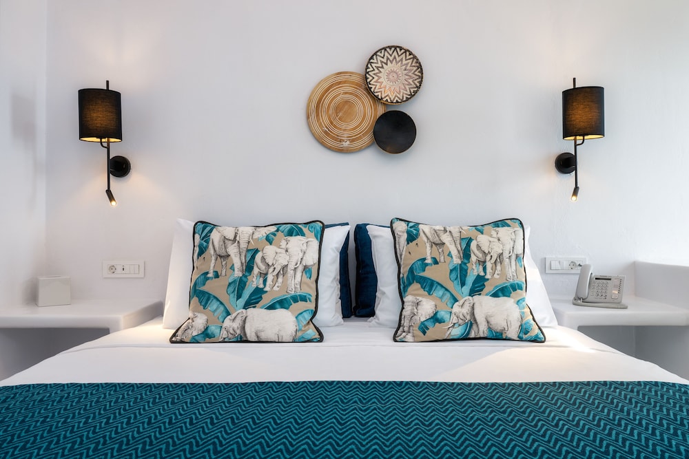 Siete Mares Luxury Suites — Hotel rooms in Imerovigli, South Aegean