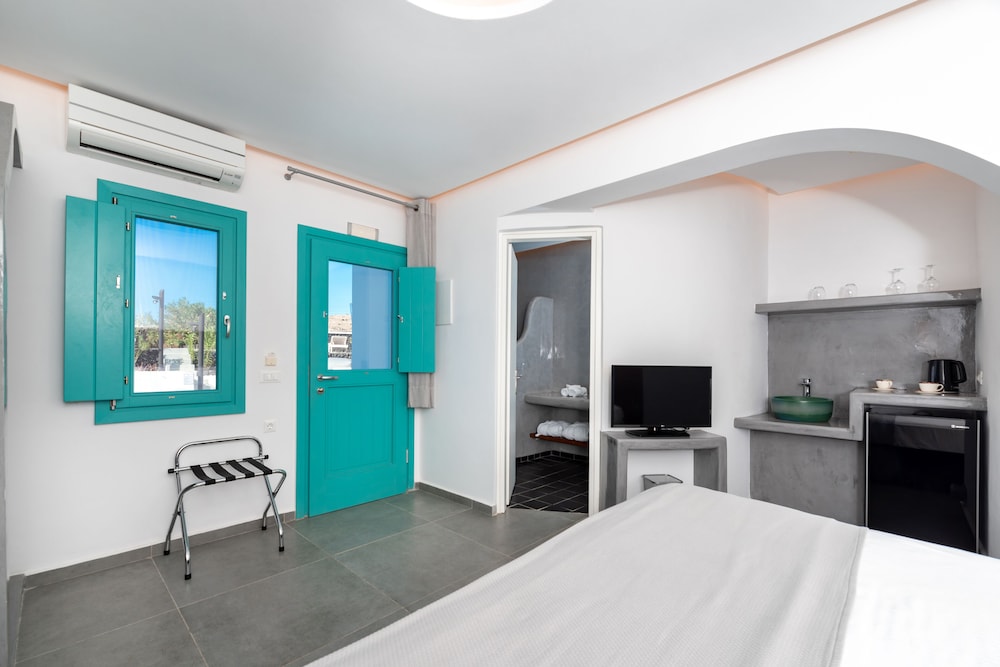 Santa Irina Luxury Sunny Lofts — Hotel rooms in Aghios Georgios (Santorini), South Aegean