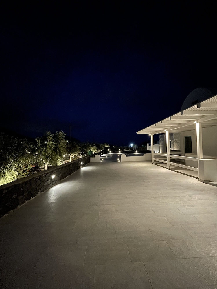 Santa Irina Luxury Sunny Lofts — Hotel building in Aghios Georgios (Santorini), South Aegean