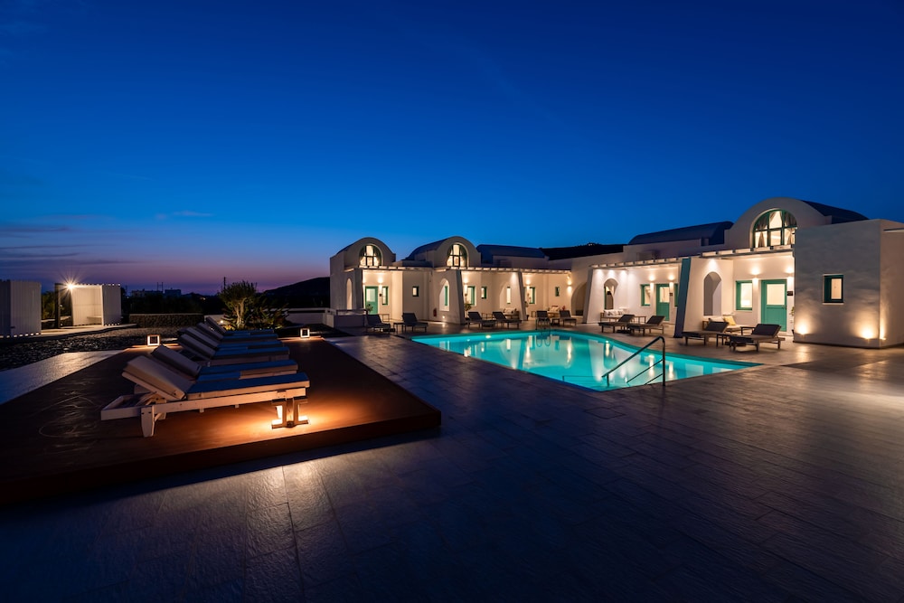 Santa Irina Luxury Sunny Lofts — Swimming pool in Aghios Georgios (Santorini), South Aegean