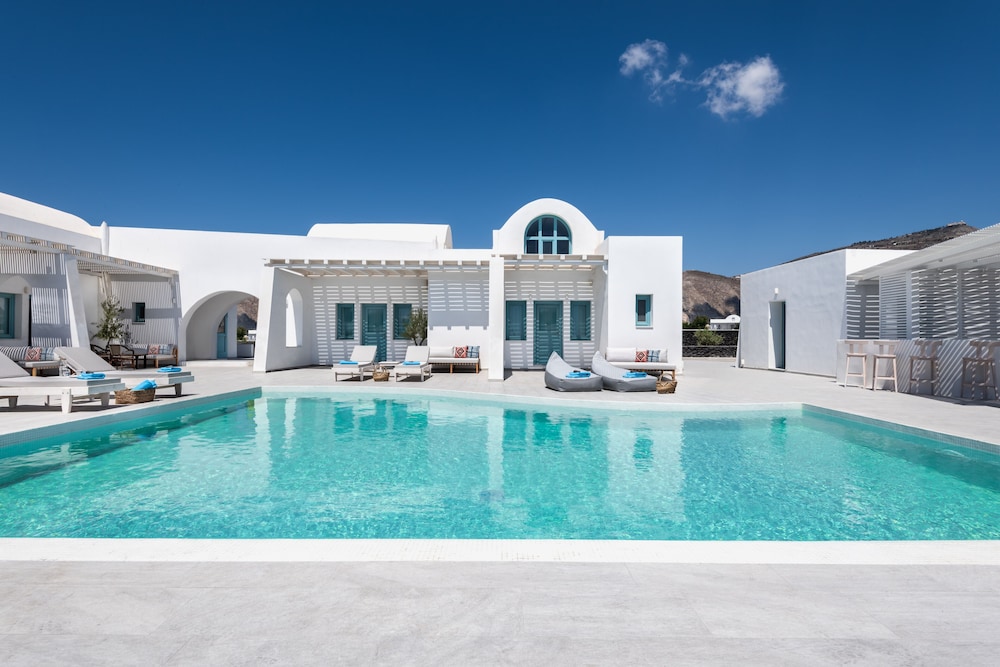 Santa Irina Luxury Sunny Lofts — Swimming pool in Aghios Georgios (Santorini), South Aegean