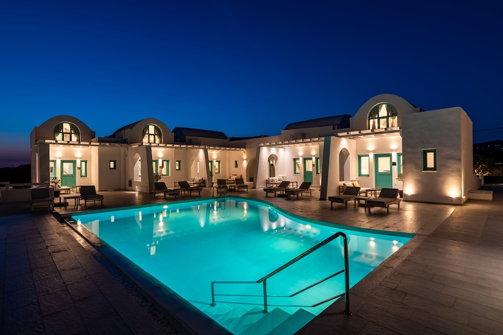 Santa Irina Luxury Sunny Lofts — Swimming pool in Aghios Georgios (Santorini), South Aegean
