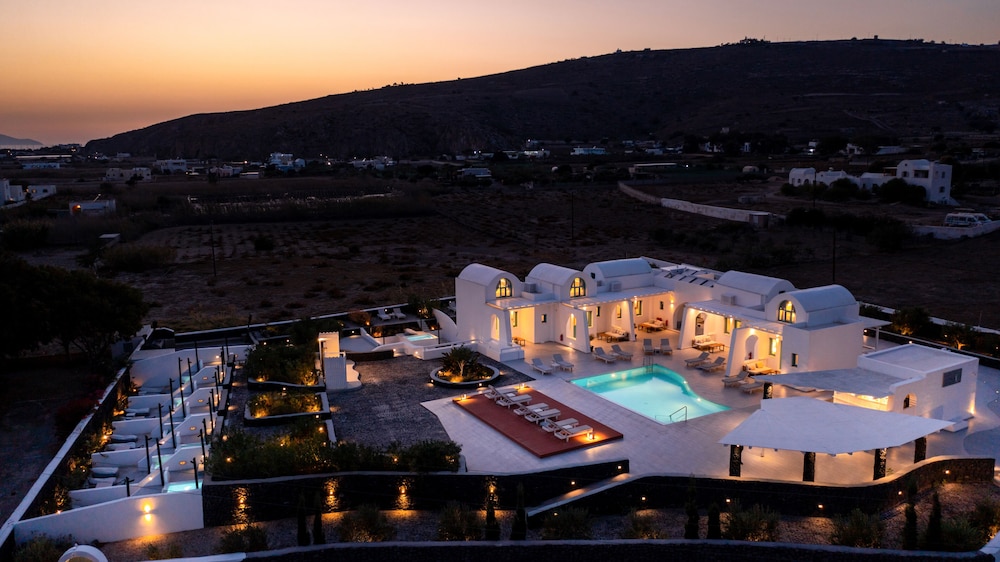 Santa Irina Luxury Sunny Lofts — Hotel building in Aghios Georgios (Santorini), South Aegean