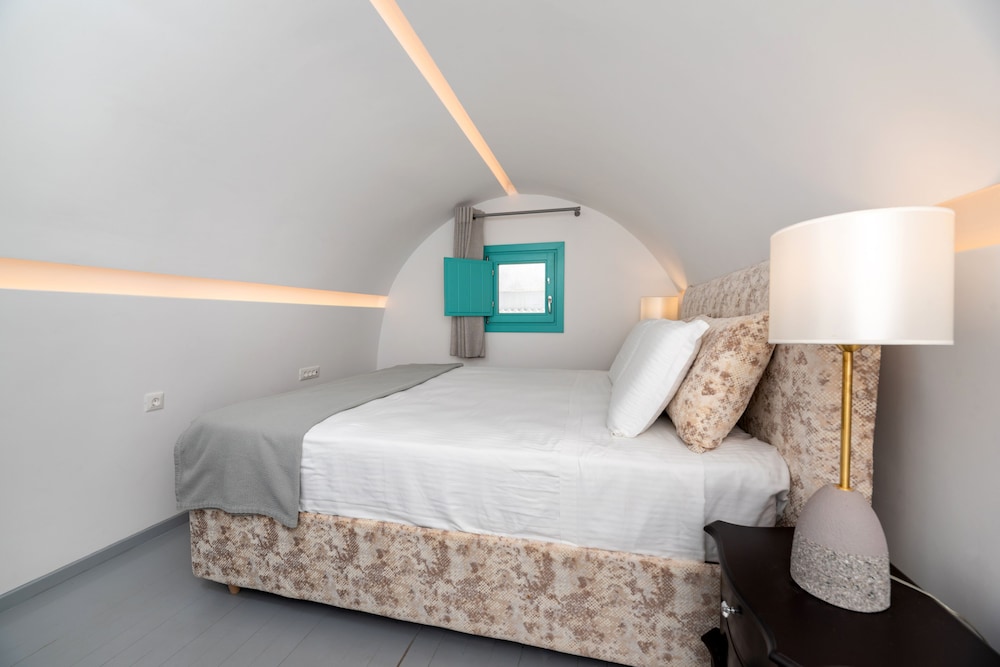 Santa Irina Luxury Sunny Lofts — Hotel rooms in Aghios Georgios (Santorini), South Aegean