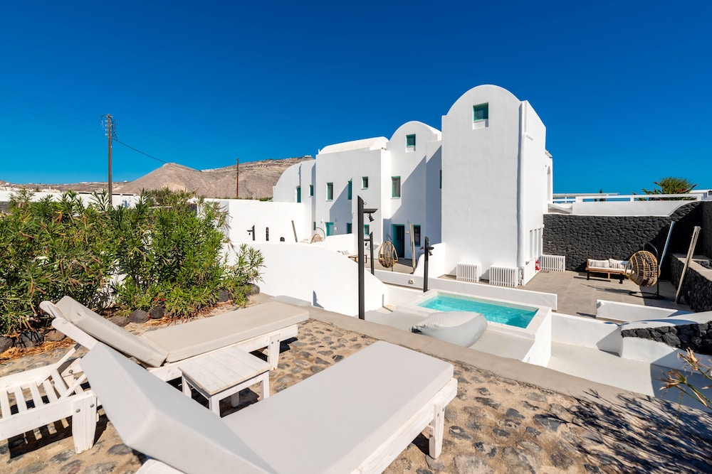 Santa Irina Luxury Sunny Lofts — Hotel building in Aghios Georgios (Santorini), South Aegean