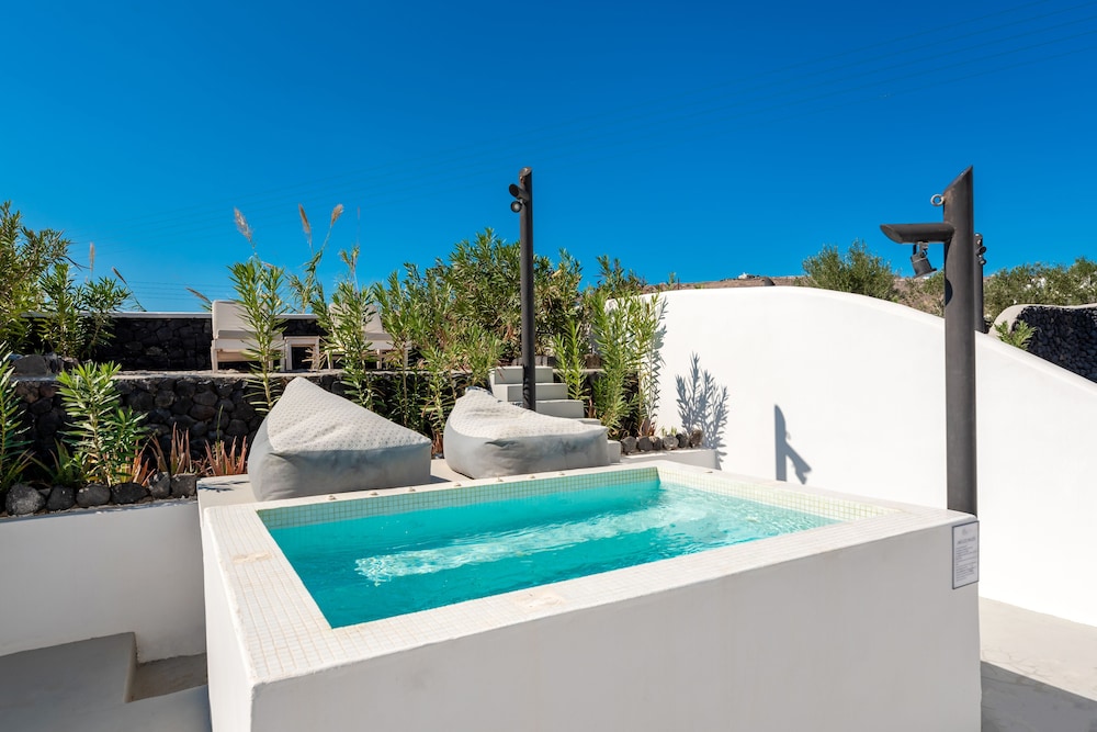 Santa Irina Luxury Sunny Lofts — Swimming pool in Aghios Georgios (Santorini), South Aegean