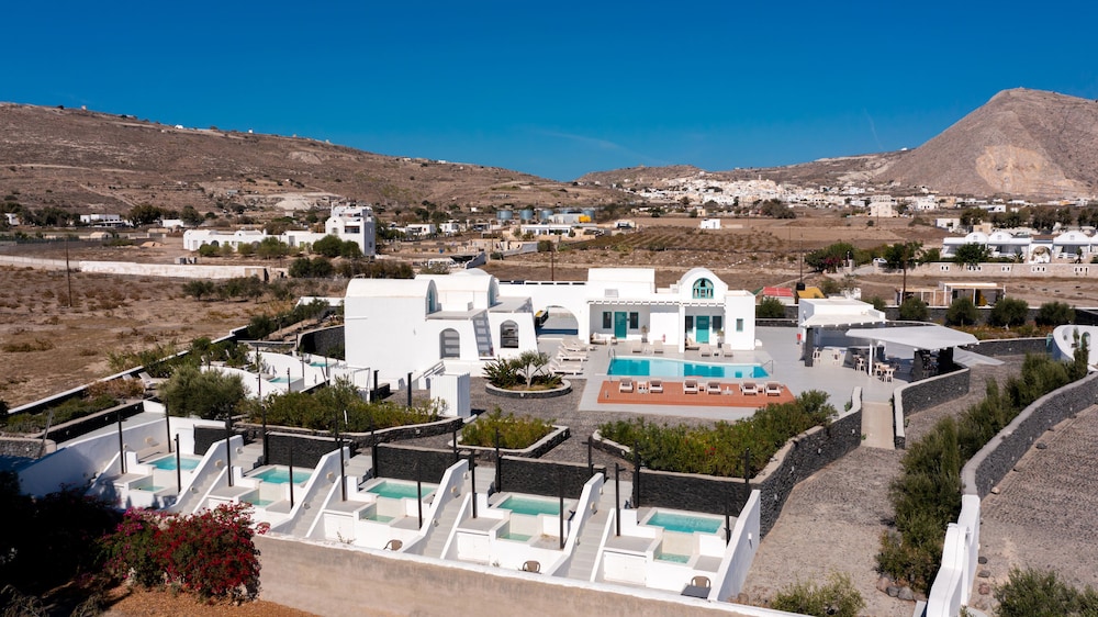 Santa Irina Luxury Sunny Lofts — Swimming pool in Aghios Georgios (Santorini), South Aegean