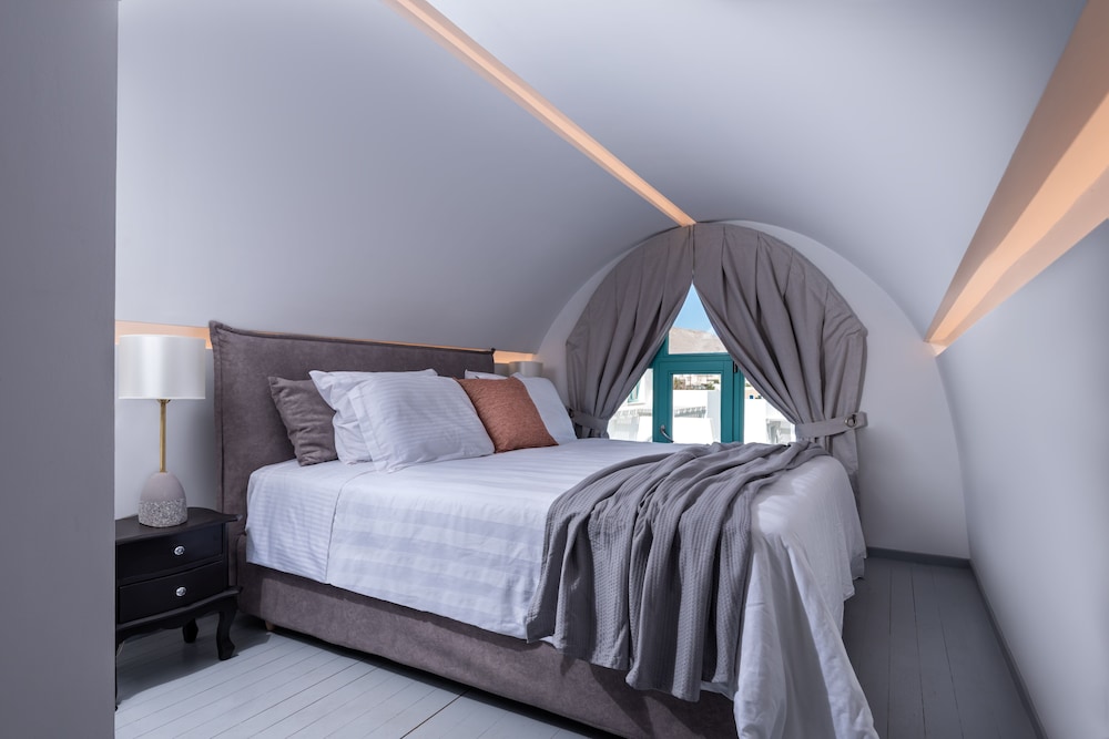 Santa Irina Luxury Sunny Lofts — Hotel rooms in Aghios Georgios (Santorini), South Aegean