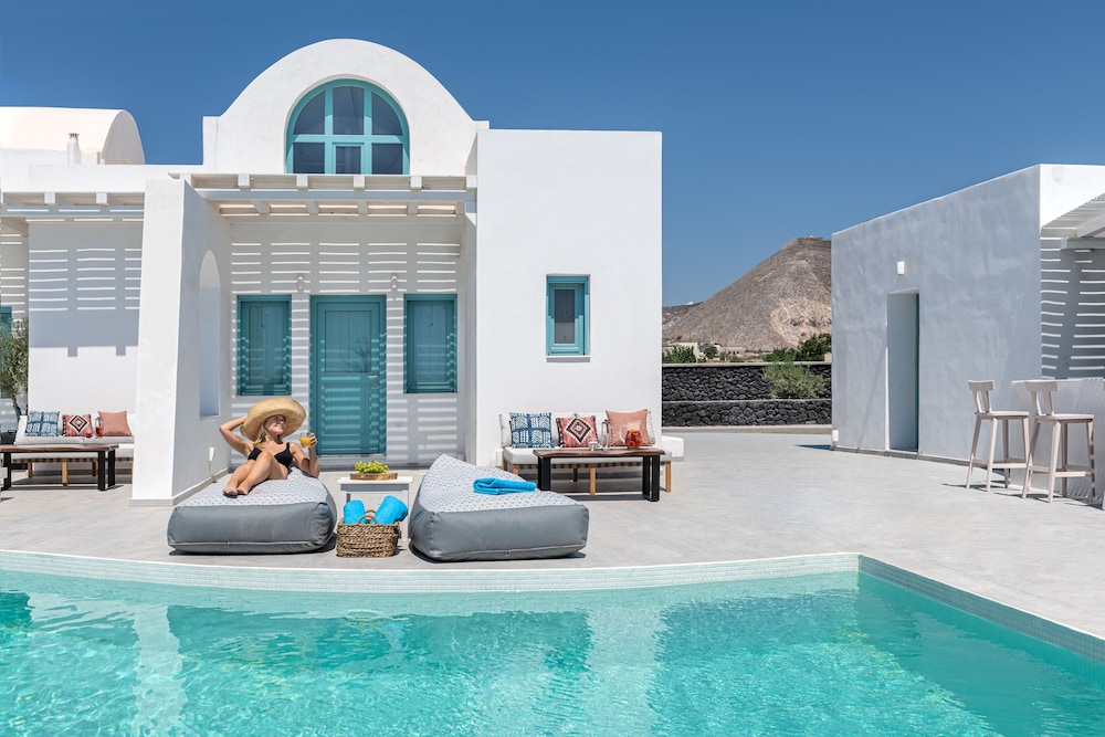 Santa Irina Luxury Sunny Lofts — Swimming pool in Aghios Georgios (Santorini), South Aegean