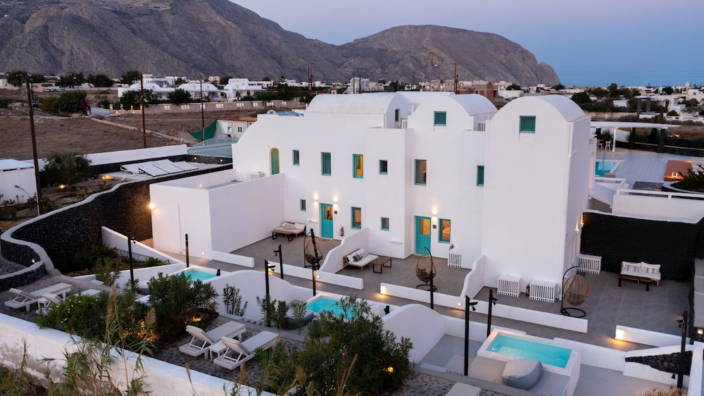 Santa Irina Luxury Sunny Lofts — Hotel building in Aghios Georgios (Santorini), South Aegean