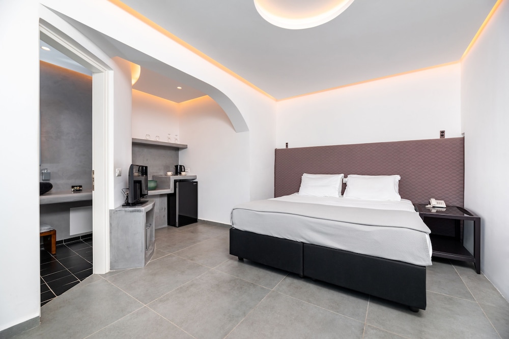Santa Irina Luxury Sunny Lofts — Hotel rooms in Aghios Georgios (Santorini), South Aegean