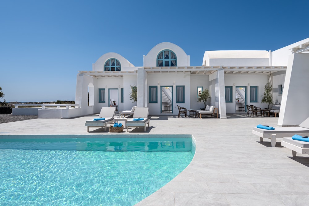Santa Irina Luxury Sunny Lofts — Swimming pool in Aghios Georgios (Santorini), South Aegean