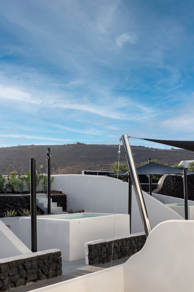 Santa Irina Luxury Sunny Lofts — Swimming pool in Aghios Georgios (Santorini), South Aegean