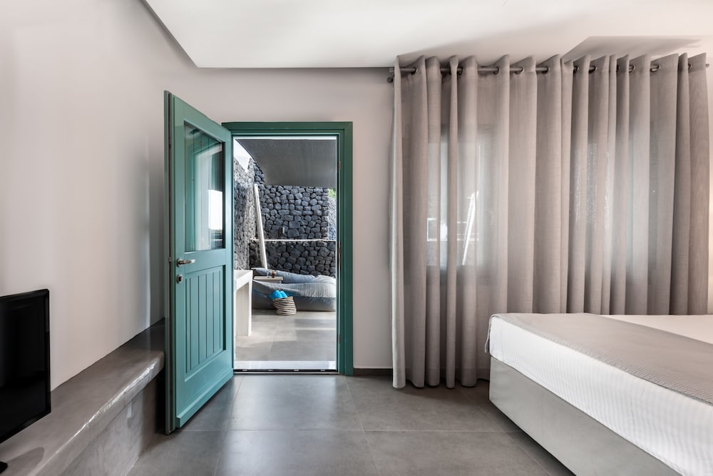 Santa Irina Luxury Sunny Lofts — Hotel rooms in Aghios Georgios (Santorini), South Aegean