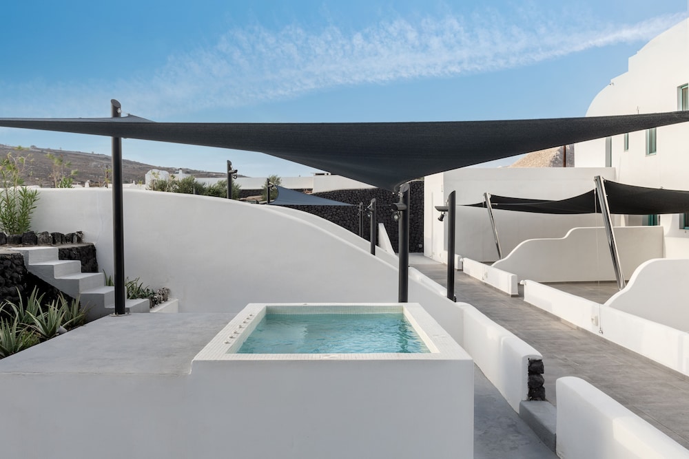 Santa Irina Luxury Sunny Lofts — Swimming pool in Aghios Georgios (Santorini), South Aegean