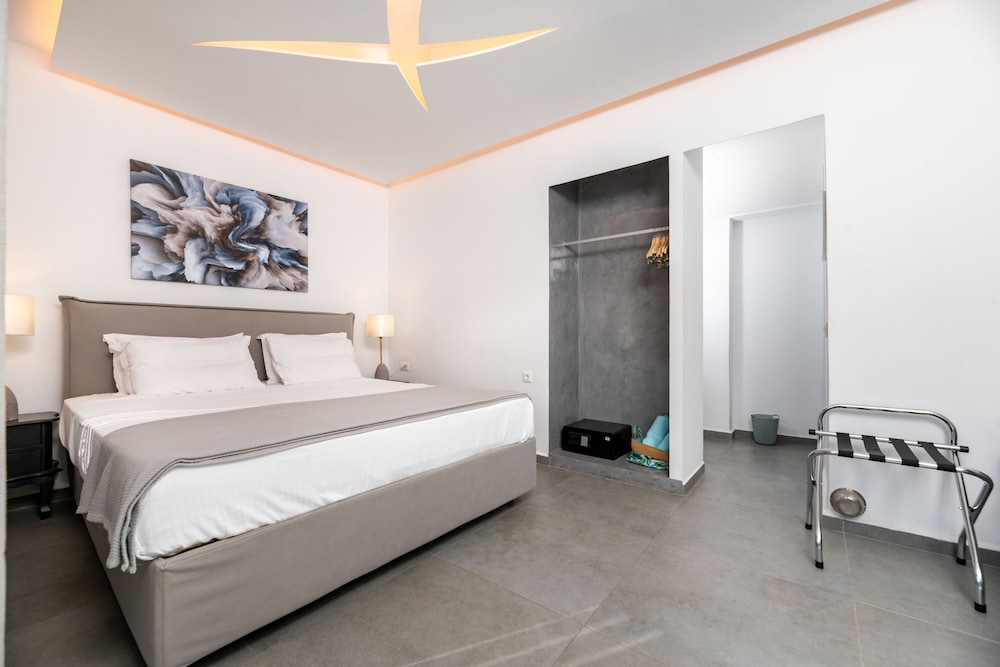 Santa Irina Luxury Sunny Lofts — Hotel rooms in Aghios Georgios (Santorini), South Aegean