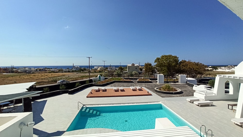 Santa Irina Luxury Sunny Lofts — Swimming pool in Aghios Georgios (Santorini), South Aegean