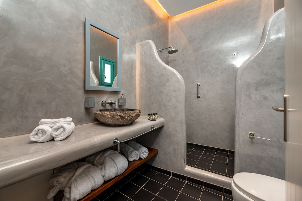 Santa Irina Luxury Sunny Lofts — Hotel rooms in Aghios Georgios (Santorini), South Aegean