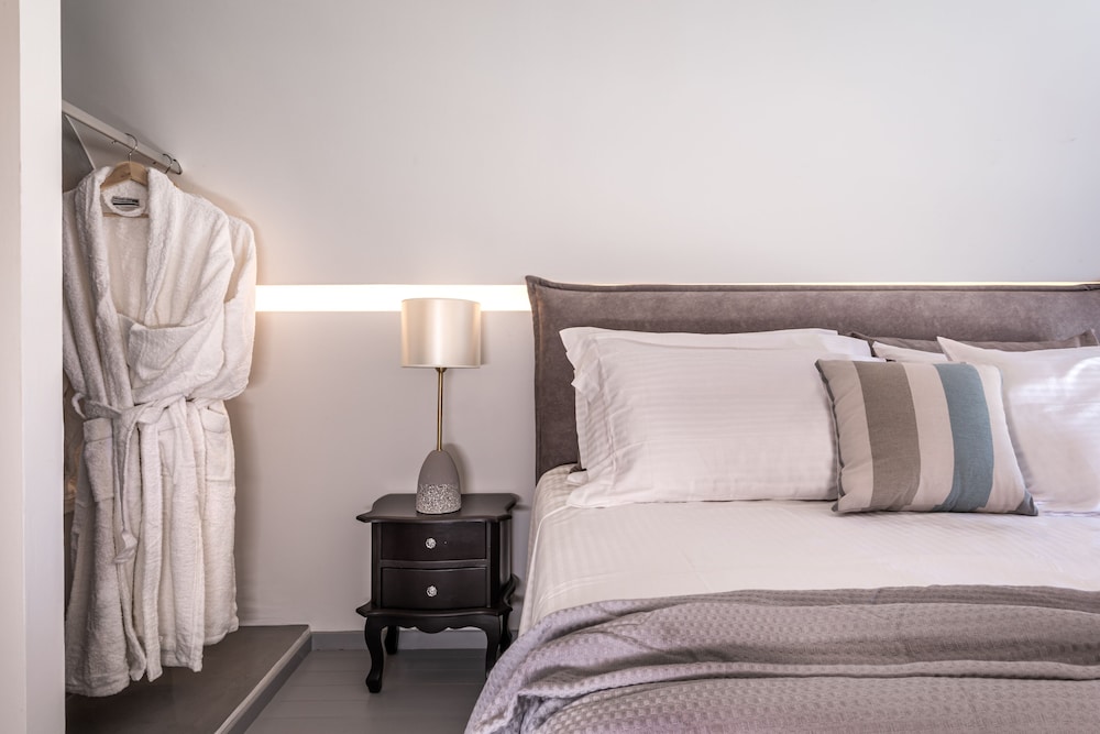 Santa Irina Luxury Sunny Lofts — Hotel rooms in Aghios Georgios (Santorini), South Aegean