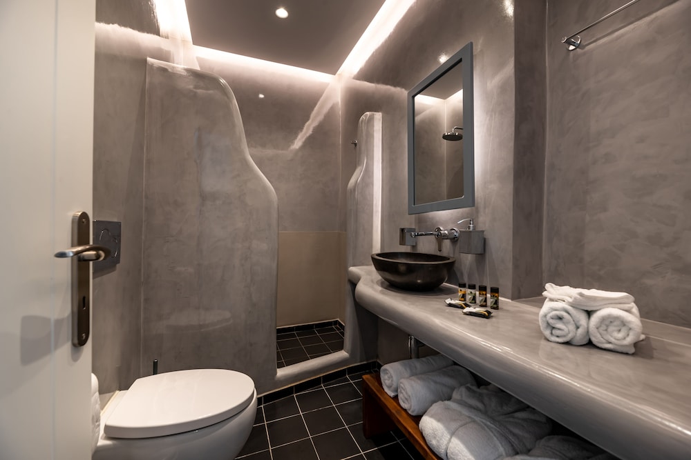 Santa Irina Luxury Sunny Lofts — Hotel rooms in Aghios Georgios (Santorini), South Aegean
