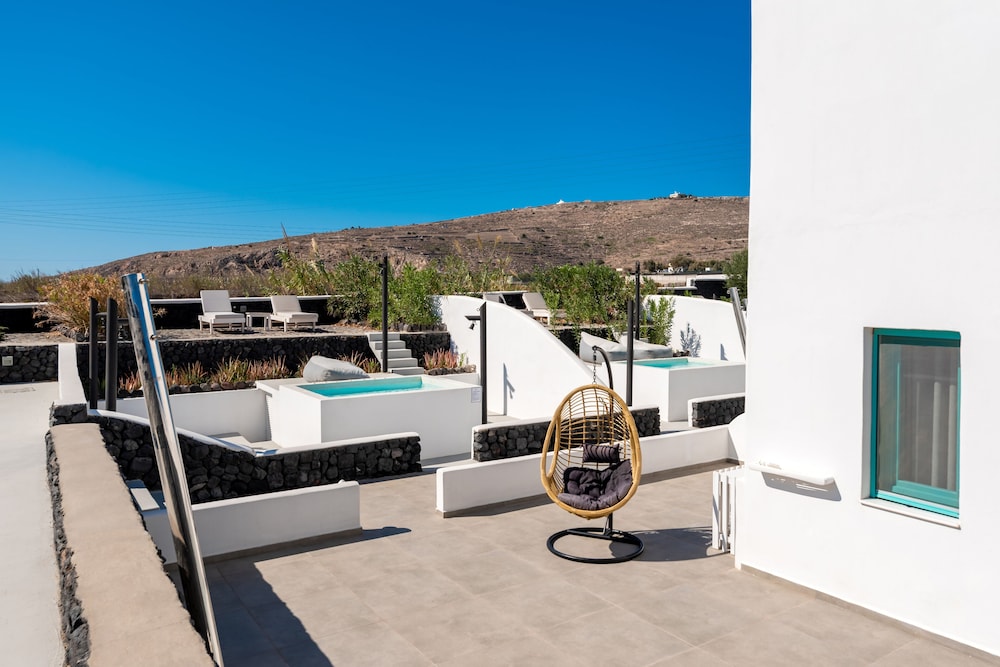 Santa Irina Luxury Sunny Lofts — Swimming pool in Aghios Georgios (Santorini), South Aegean
