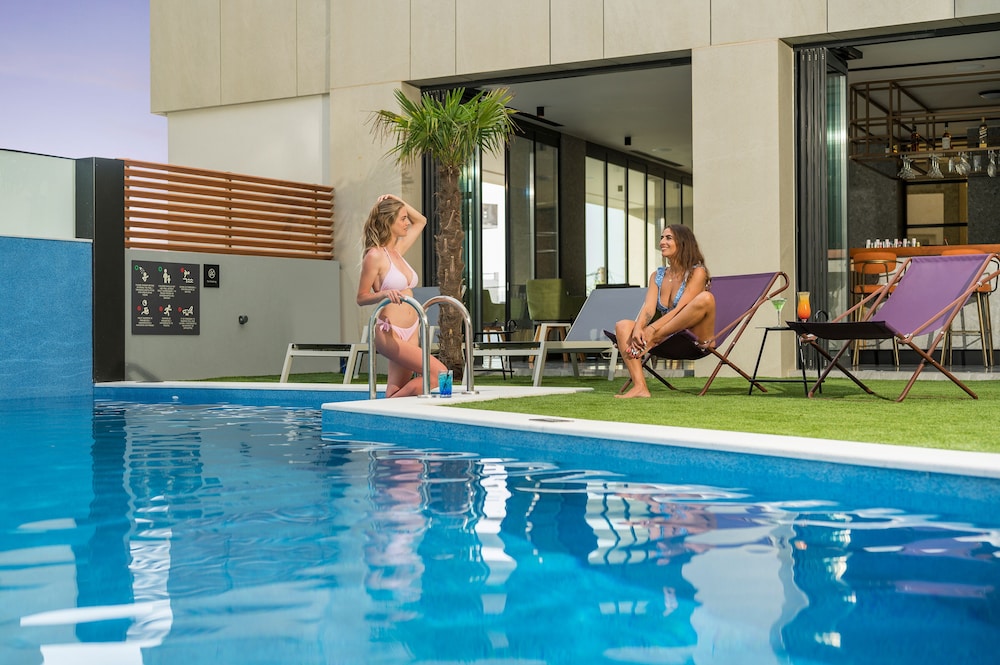Hyperion City Hotel — Swimming pool in Chania