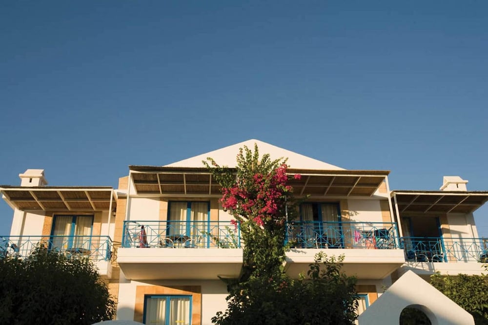 Pefki Islands Resort — Hotel building in Pefkos, South Aegean