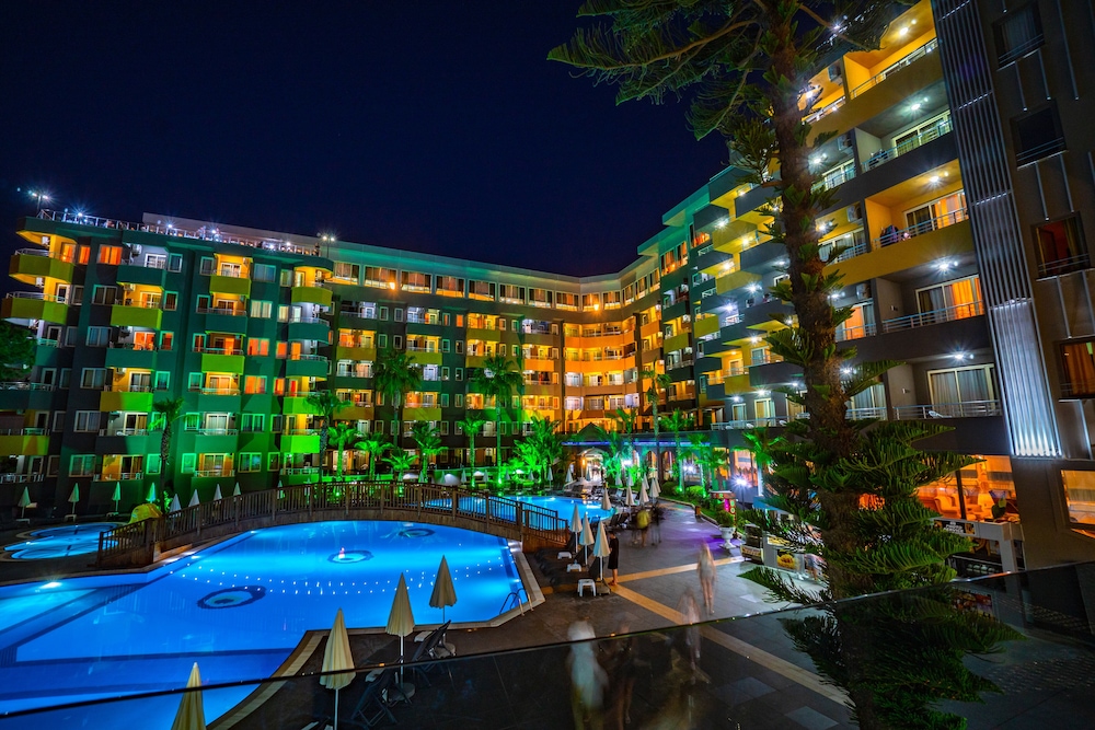 Senza Grand Santana Hotel - All inclusive — Hotel building in Alanya