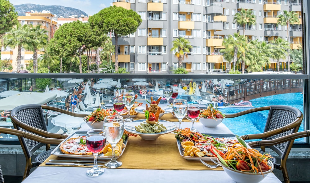 Senza Grand Santana Hotel - All inclusive — Restaurant & bars in Alanya