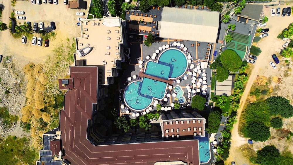 Senza Grand Santana Hotel - All inclusive — Hotel building in Alanya