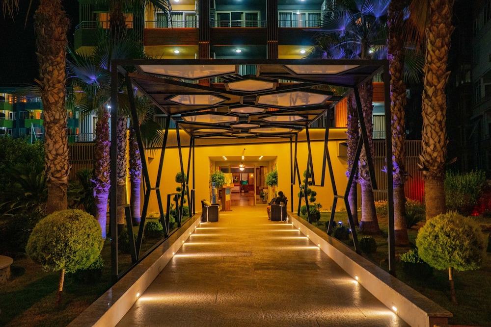 Senza Grand Santana Hotel - All inclusive — Hotel building in Alanya